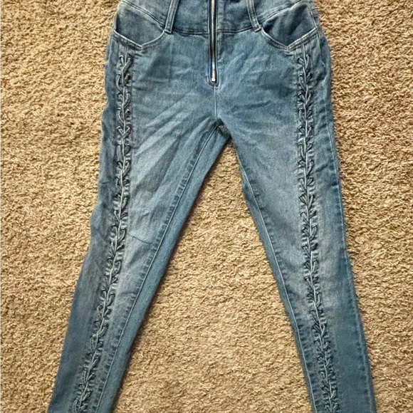 Venus brand Woman size 4 Lace up sides Zipper closure. Great condition No flaws - Picture 3 of 15